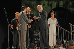 Program svečanog otvaranja 55. festivala igranog filma u Puli; gradonačelnik Pule Boris Miletić uručuje Nagradu za životno djelo počasnom gostu 55. festivala Christopheru Leeju