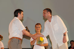 Gradonačelnik Pule Boris Miletić uručuje nagradu publike Zlatna vrata Pule Vinku Brešanu, redatelju filma Nije kraj