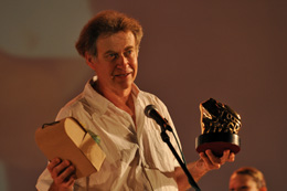 Dodjela nagrada na zatvaranju 55. festivala igranog filma u Puli; redatelj Zrinko Ogresta preuzeo je Zlatnu Arenu za najbolju glavnu žensku ulogu za Jadranku Đokić, glumicu u svom filmu Iza stakla